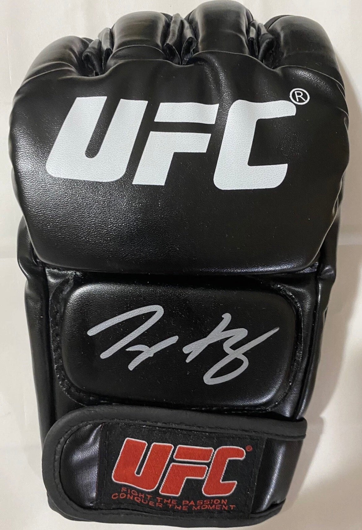 Max Holloway Signed Glove with Beckett COA & Free Shipping!