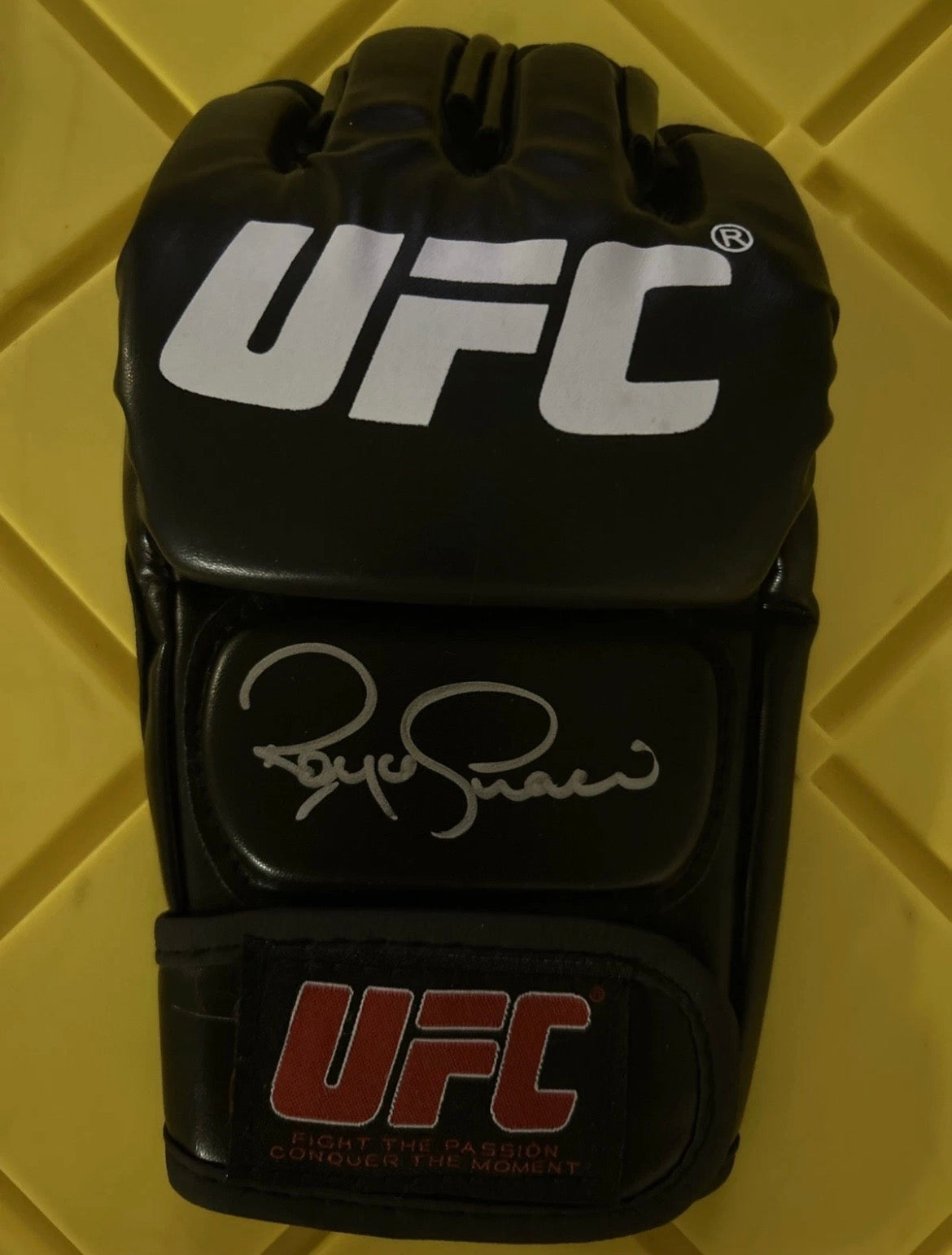 Royce Gracie Signed Glove with Beckett COA & Free Shipping!