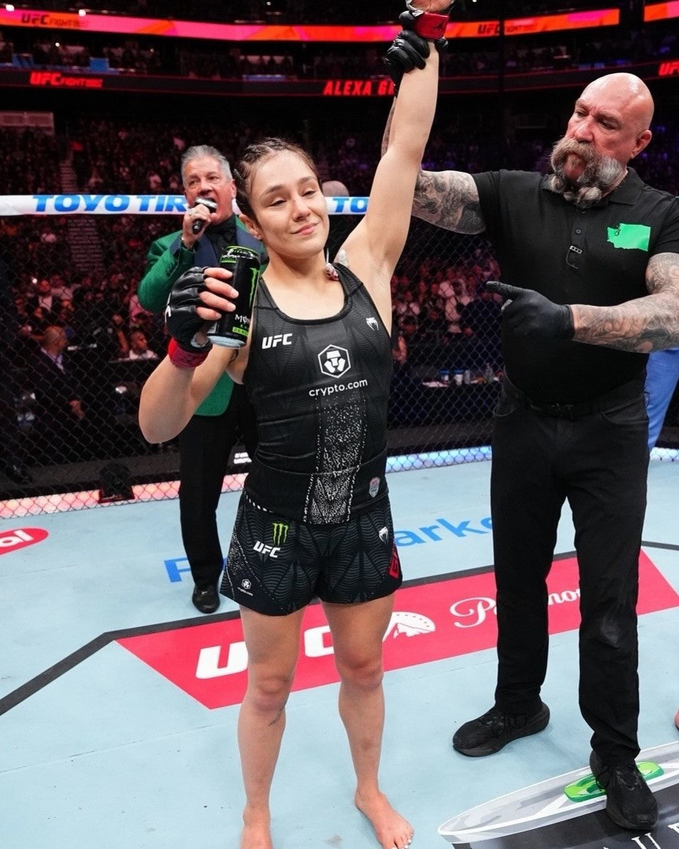 PRESALE: Alexa Grasso 8x10 Photo With Beckett COA & Free Shipping